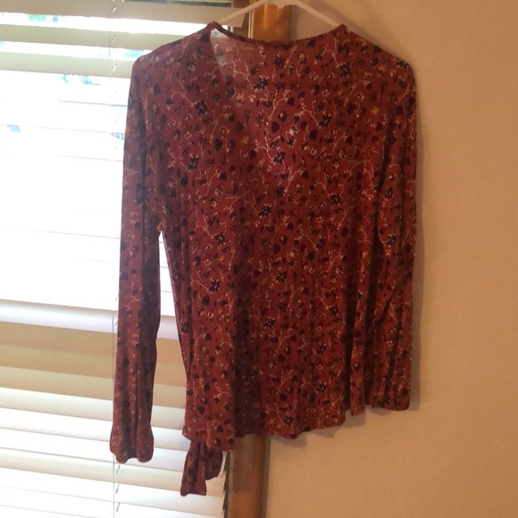 Like new long sleeve vneck - Picture 2 of 3